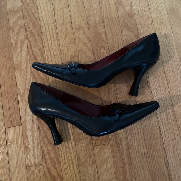 Nine West Size 8 Black leather pumps. - Picture 11 of 14